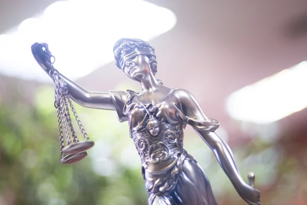 Estátua de justiça legal em escritório de advocacia — Fotografia de Stock