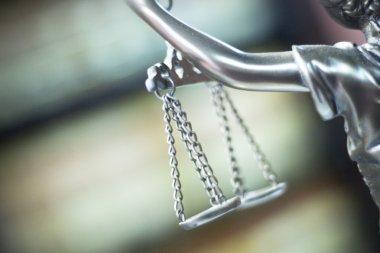 Hukuk firması bürosunda yasal adalet heykeli