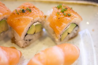 Japon restoranı somon suşi