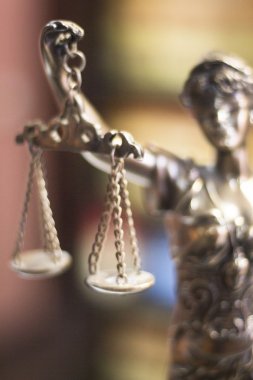 Hukuk firması bürosunda yasal adalet heykeli