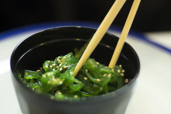 Japonské mořské řasy sushi como wakame — Stock fotografie