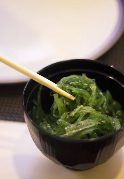 Sushi de algas japonesas como wakame — Fotografia de Stock