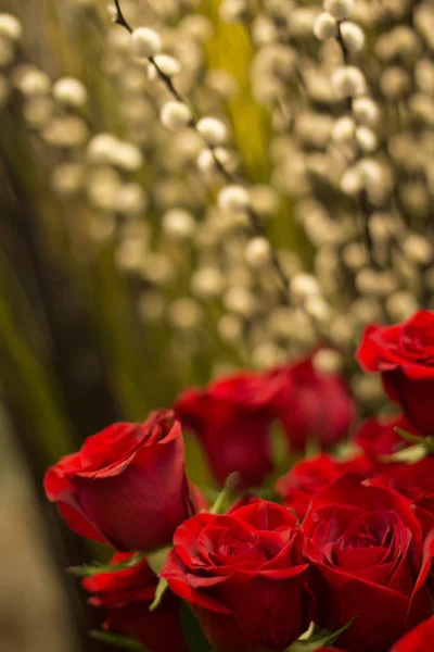 Μάτσο λουλούδια μπουκέτο με κόκκινα τριαντάφυλλα — Φωτογραφία Αρχείου