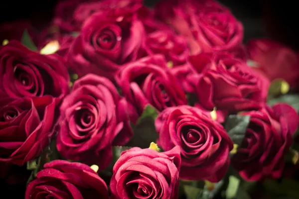 Ramo de rosas rojas de plástico —  Fotos de Stock