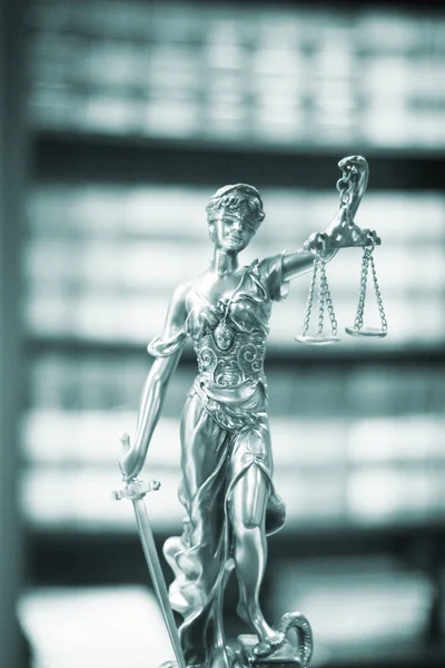 Hukuk firması bürosunda yasal adalet heykeli — Stok fotoğraf