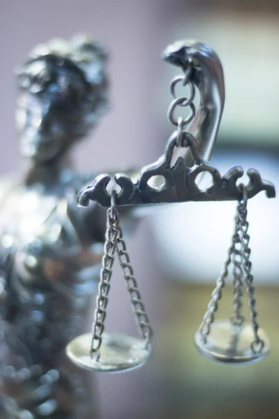 Estátua de justiça legal em escritório de advocacia — Fotografia de Stock