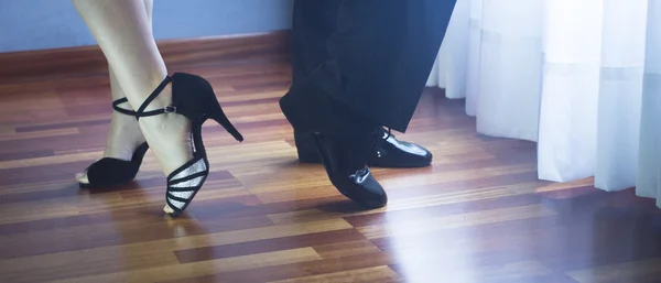 Bailarines de salón en estudio de danza —  Fotos de Stock