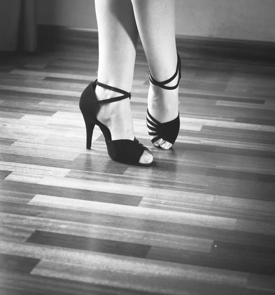 Tancerka w studio tańca — Zdjęcie stockowe