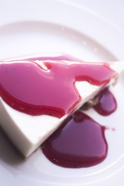 Kırmızı meyve peynir pasta tatlı