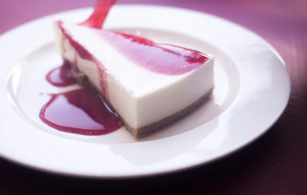 Sobremesa de bolo de queijo de fruta vermelha — Fotografia de Stock