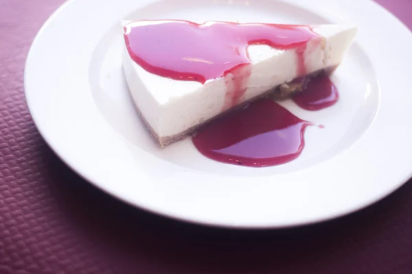 Röd frukt ost kaka dessert — Stockfoto