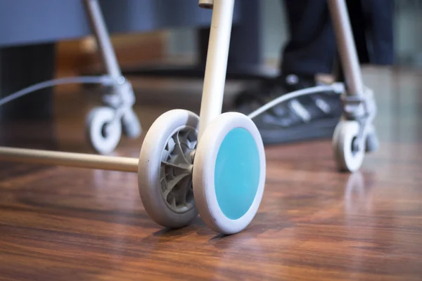 Yaşlılar tekerlekli walker çerçeve — Stok fotoğraf