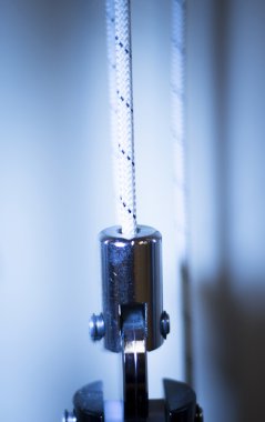 Ağırlık eğitim makine içinde fitness jimnastik salonu