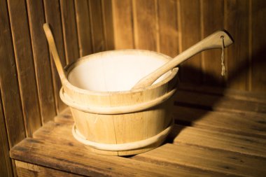 Ahşap sauna kovası ve kaşık