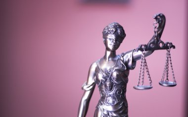 Hukuk firması bürosunda yasal adalet heykeli