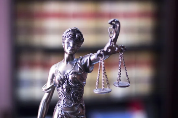 Hukuk firması bürosunda yasal adalet heykeli