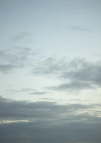 青い夕焼け空の雲 — ストック写真