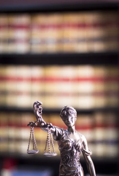 Statua della giustizia legale nello studio legale — Foto Stock
