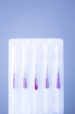 Kuru iğneleme yöntemlerinin etkinliğinin karşılaştırılması acupunture iğneler