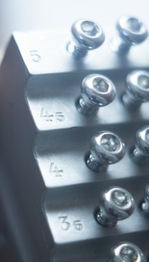 Ortopedik cerrahi vida implantları için