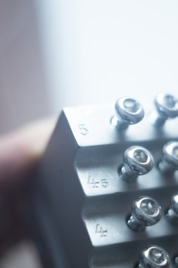 Ortopedik cerrahi vida implantları için