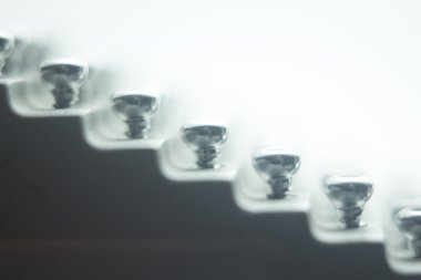 Ortopedik cerrahi vida implantları için