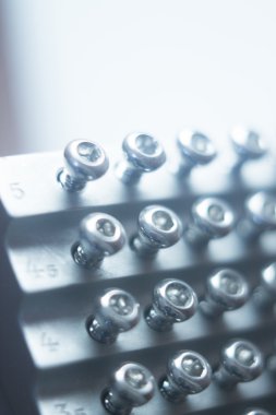 Ortopedik cerrahi vida implantları için