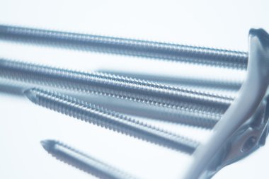 Ortopedik cerrahi plaka ve vida implant