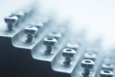 Ortopedik cerrahi vida implantları için