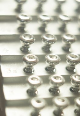 Ortopedik cerrahi vida implantları için