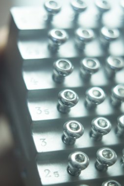 Ortopedik cerrahi vida implantları için