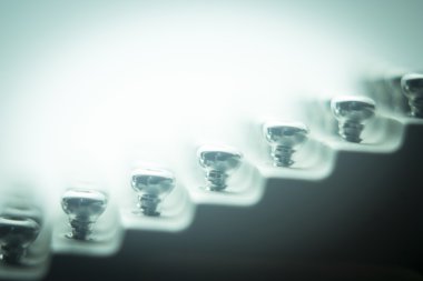 Ortopedik cerrahi vida implantları için