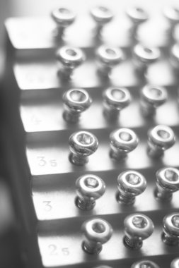 Ortopedik cerrahi vida implantları için