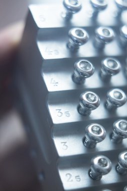 Ortopedik cerrahi vida implantları için