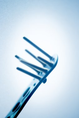 Ortopedik cerrahi plaka ve vida implant