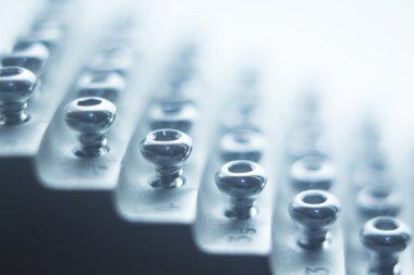 Ortopedik cerrahi vida implantları için