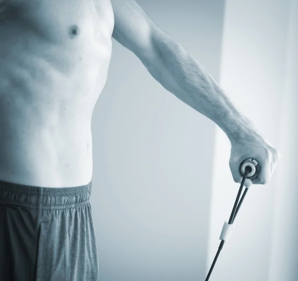 Omul care exercită cu benzi de exerciții — Fotografie, imagine de stoc