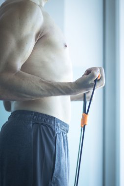 Egzersiz egzersiz bantları ile adam