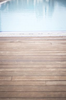 Yüzme Havuzu tarafından ahşap güneşlenme