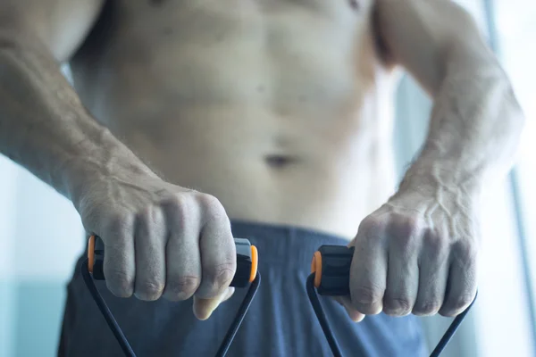 Man exercising with exercise bands — Stock Photo, Image