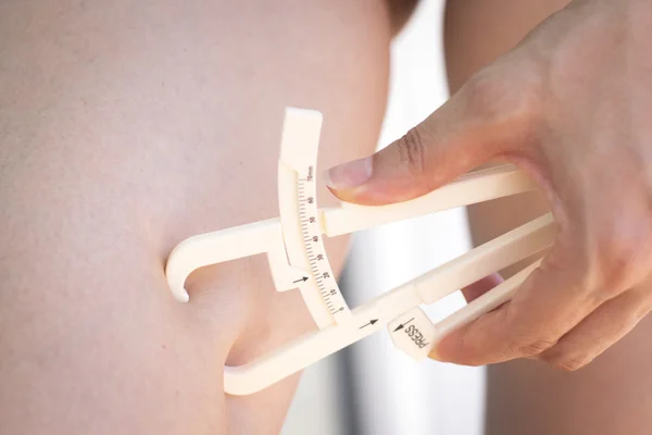 Caliper de gordura medição de gordura corporal — Fotografia de Stock