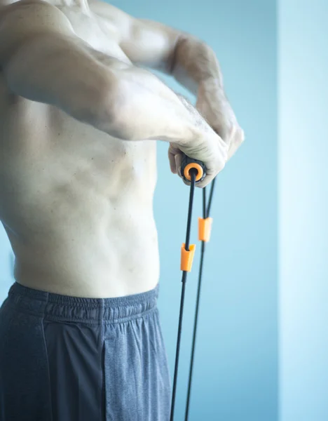Man exercising with exercise bands — Stock Photo, Image
