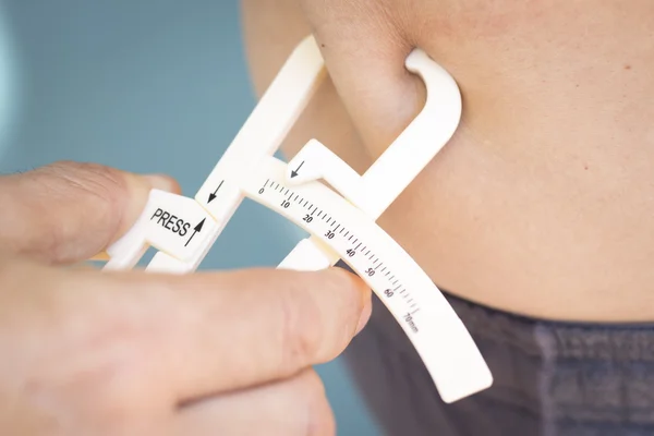 Pinza de grasa que mide la grasa corporal —  Fotos de Stock