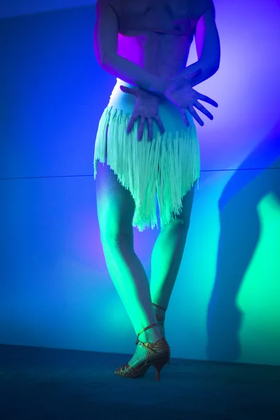 Femme danseuse dansant en spectacle — Photo