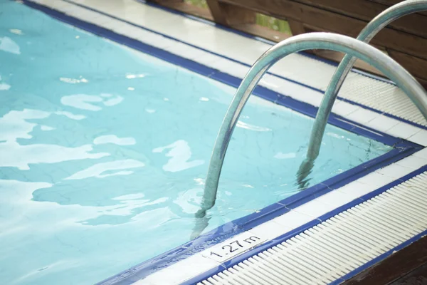 Piscine extérieure en été — Photo