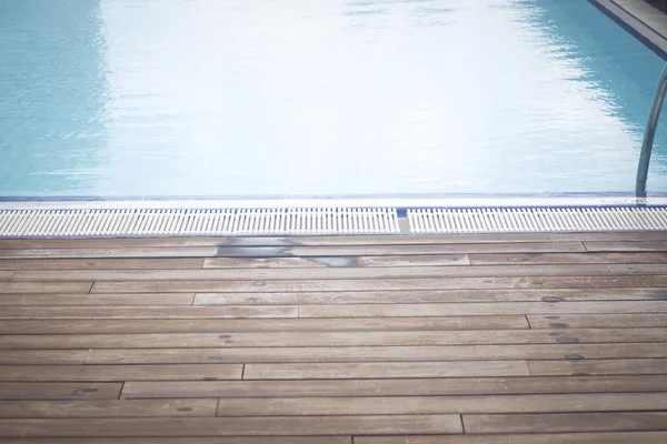 Piscine extérieure en été — Photo