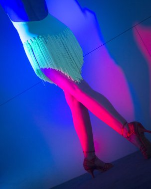 Gösteride kadın dansçı