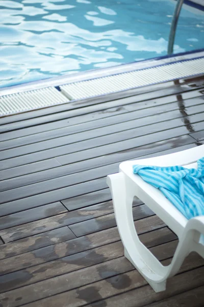 Piscina al aire libre en verano — Foto de Stock