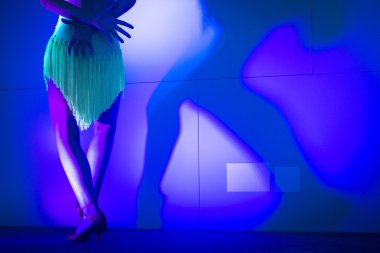 Gösteride kadın dansçı