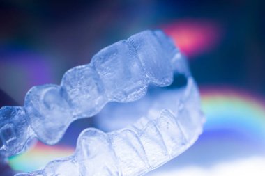 Görünmez plastik estetik dişçilik diş teli diş düzenleyicileri..